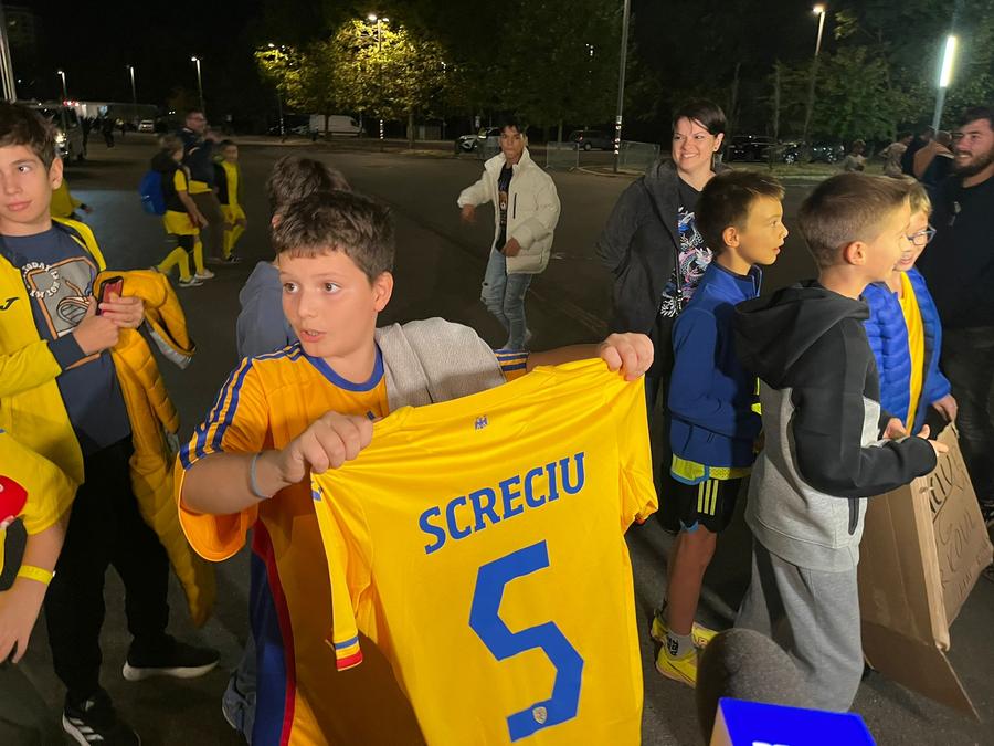Cel mai darnic „tricolor” pe Arena Națională » Cadoul făcut unor copii din tribune