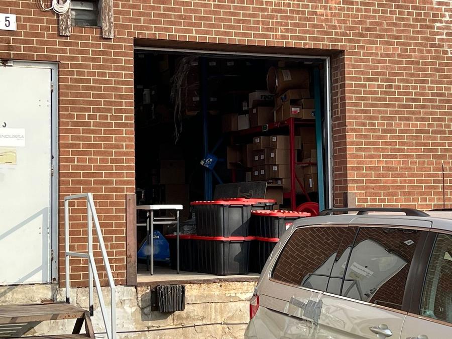 Scarborough, Ontario. Intrarea în depozitul firmei Quantum Nutrition. De aici au plecat suplimentele comandate de stadfful Simonei Halep „De ce taci, Simona Halep?”. Avocații jucătoarei refuză să divulge tribunalul unde spun că au dat în judecată firma canadiană care a produs „suplimentul contaminat”