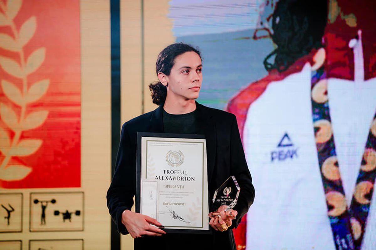 David Popovici i s-a destăinuit lui Micutzu: „Un membru al familiei se confruntă cu dependența de droguri și jocuri de noroc” + Drumul de la copilul agresat de antrenoare la campionul olimpic