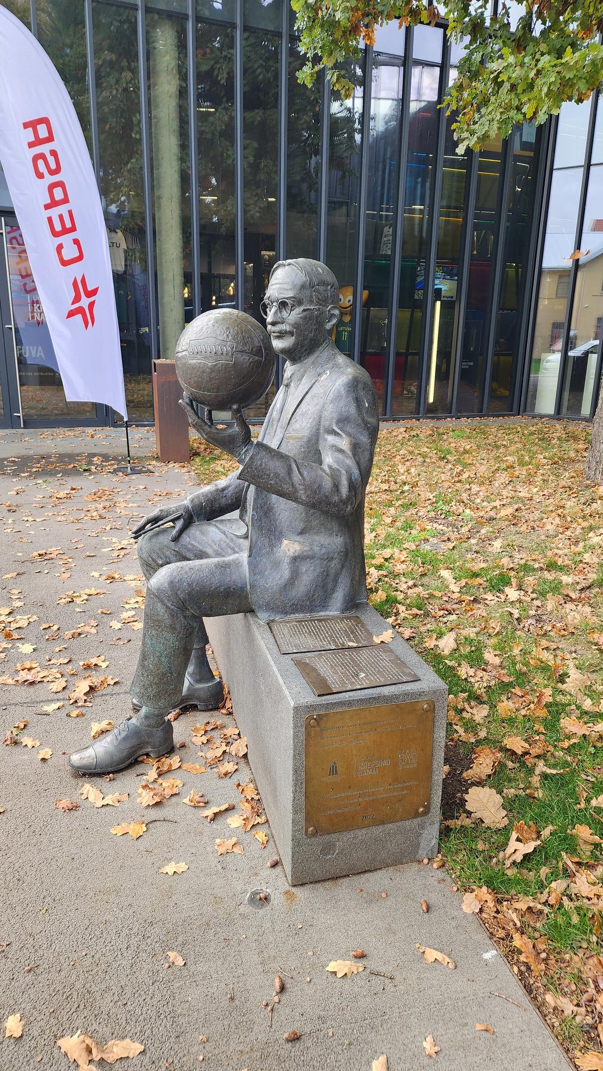 Statuia lui James Naismith, din Kaunas
