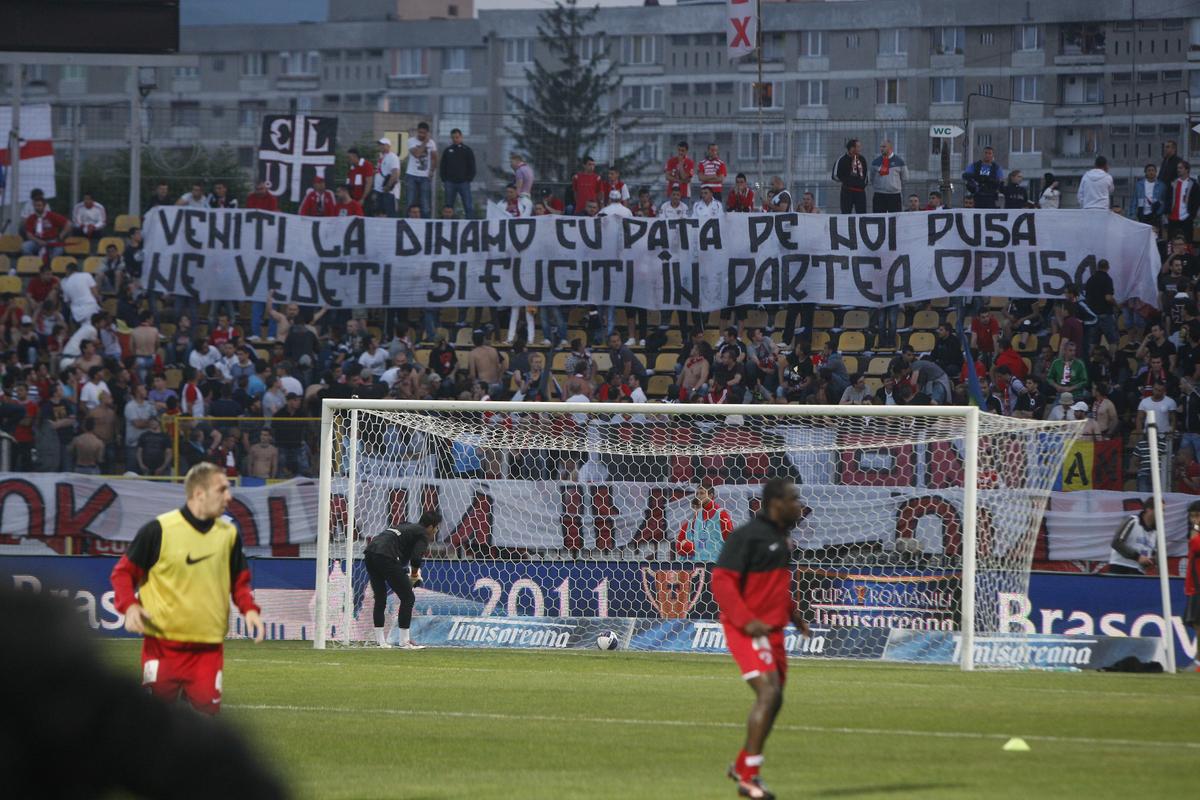 „Un paradox în continuare / FC Gazde joacă în deplasare” sau „În Europa ați ieșit din anonimat / Doar că ne sunteți rivali în campionat” » Cele mai tari 100 mesaje afișate la Dinamo - FCSB