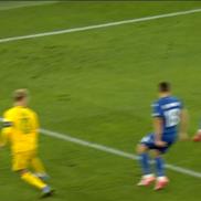 Penalty pentru Lituania în meciul cu România / FOTO: Capturi @Antena 1