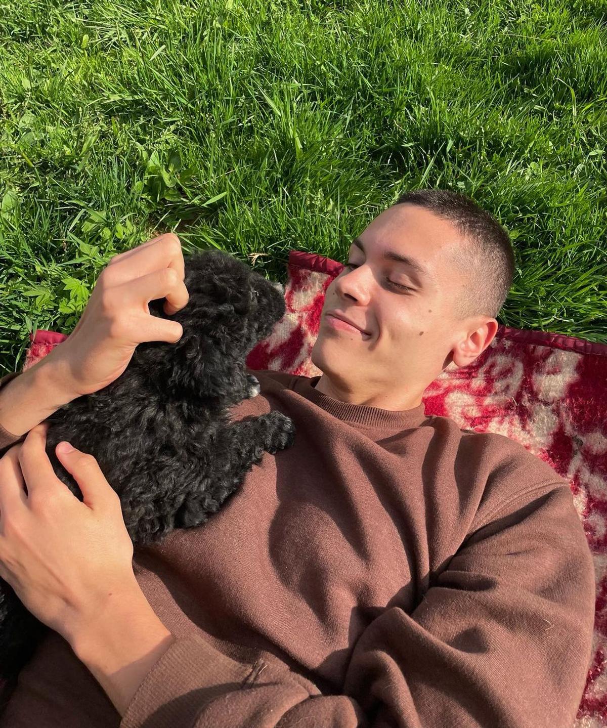 David Popovici i s-a destăinuit lui Micutzu: „Un membru al familiei se confruntă cu dependența de droguri și jocuri de noroc” + Drumul de la copilul agresat de antrenoare la campionul olimpic