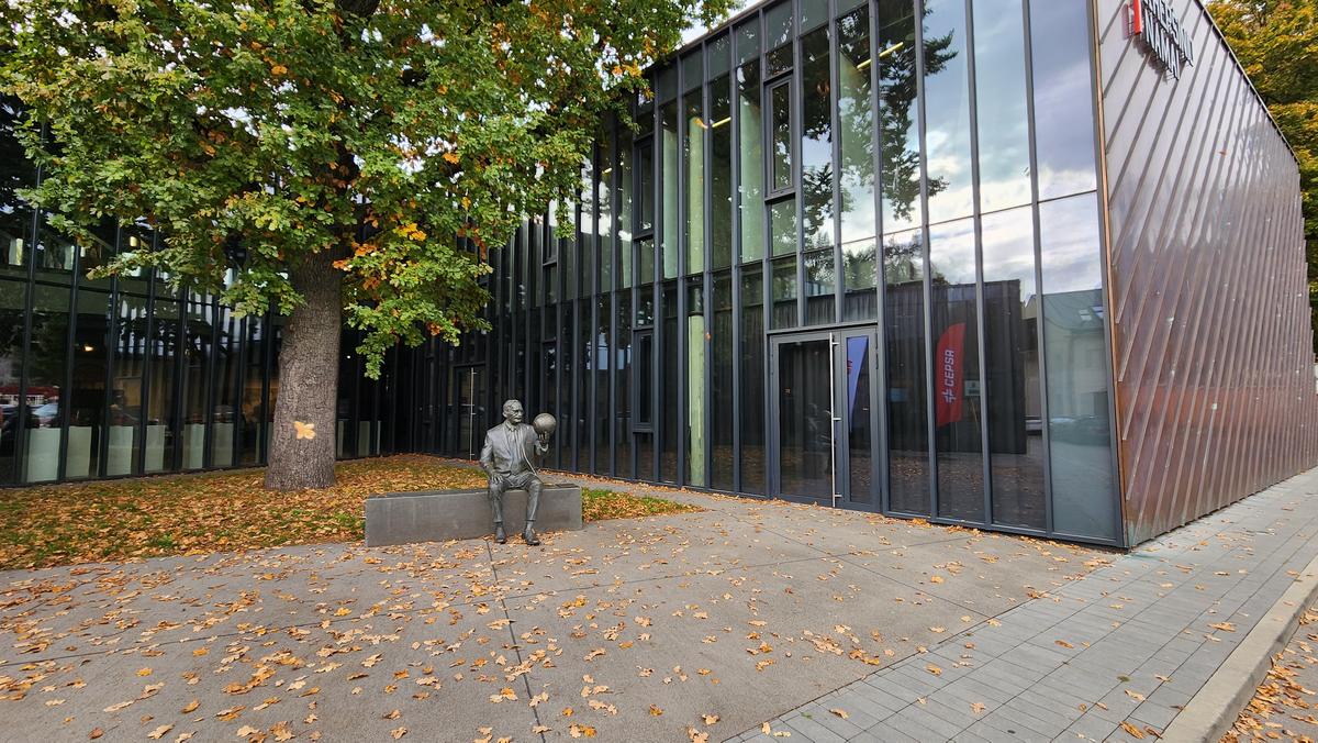 Statuia lui James Naismith, din Kaunas