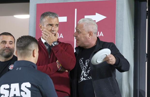 Cu farfuria în mână, Marius Șumudică îl ceartă pe Pancu în tribune! Imagini GENIALE surprinse de reporterul GSP
