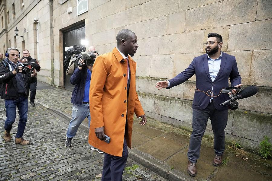 Benjamin Mendy, cu haină portocalie, în vara lui 2023 // foto: Guliver/gettyimages Instanța i-a dat dreptate în procesul cu Manchester City! Jucătorul achitat de 7 acuzații de viol are de primit o avere
