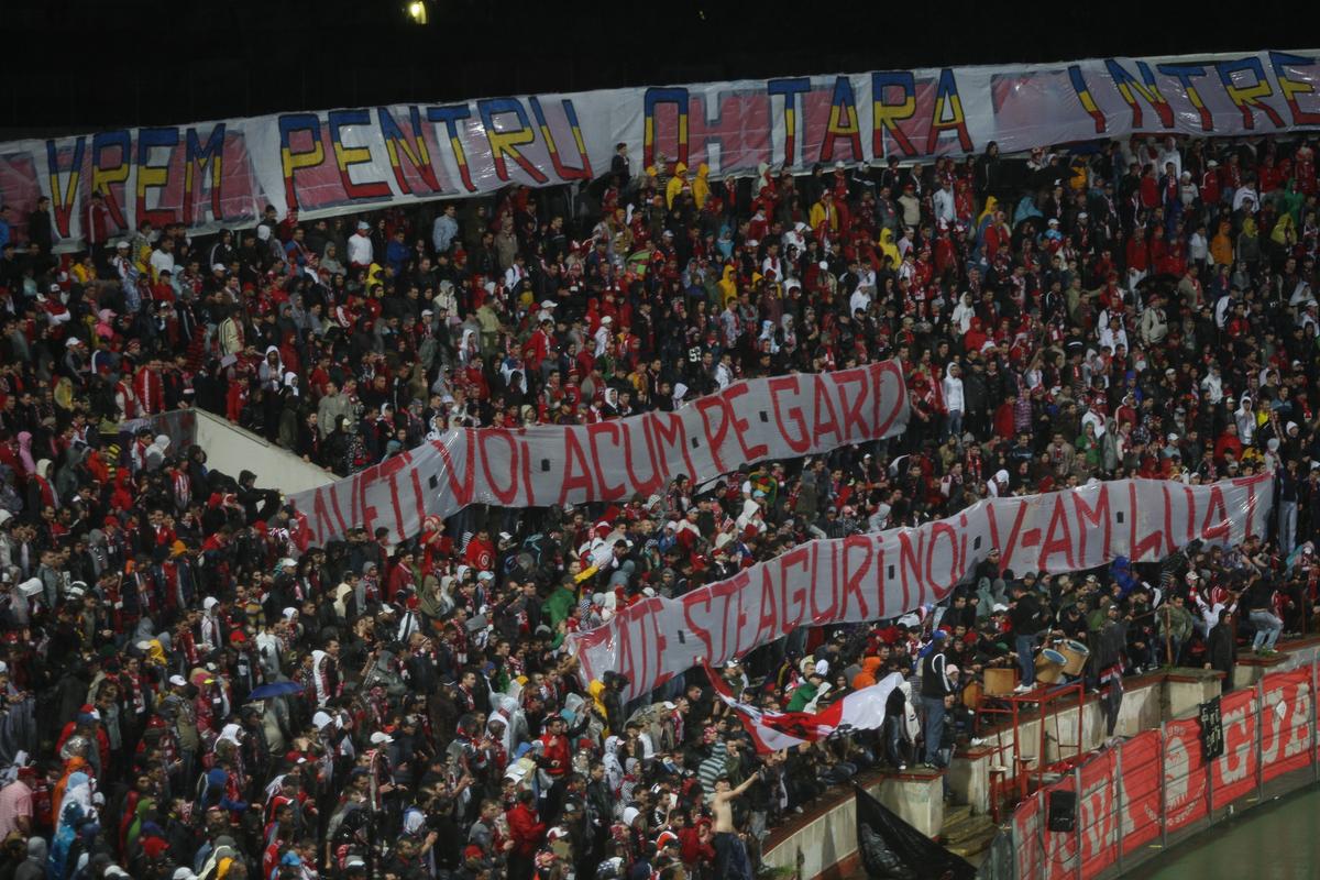 „Un paradox în continuare / FC Gazde joacă în deplasare” sau „În Europa ați ieșit din anonimat / Doar că ne sunteți rivali în campionat” » Cele mai tari 100 mesaje afișate la Dinamo - FCSB