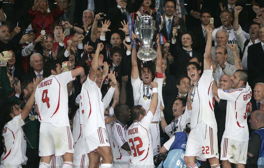 Il Capitano Paolo Maldini ridică aici a cincea și ultima sa cupă cu urechi mari, după finala cu Liverpool (2-0) din mai 2007 / Foto: Imago Dinastia MalTRIni merge mai departe