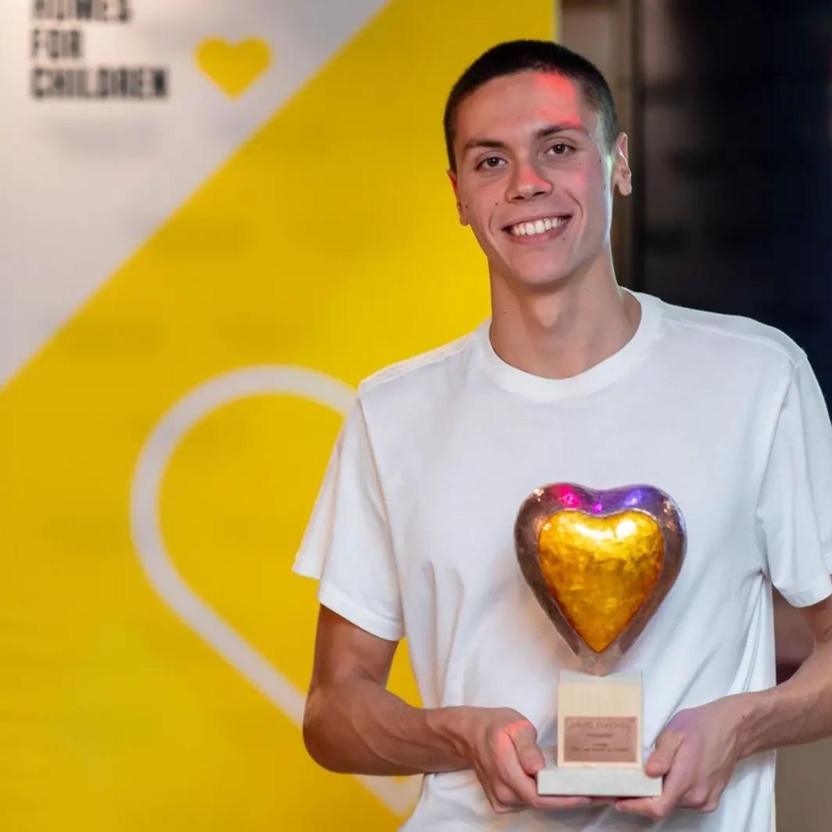 David Popovici i s-a destăinuit lui Micutzu: „Un membru al familiei se confruntă cu dependența de droguri și jocuri de noroc” + Drumul de la copilul agresat de antrenoare la campionul olimpic