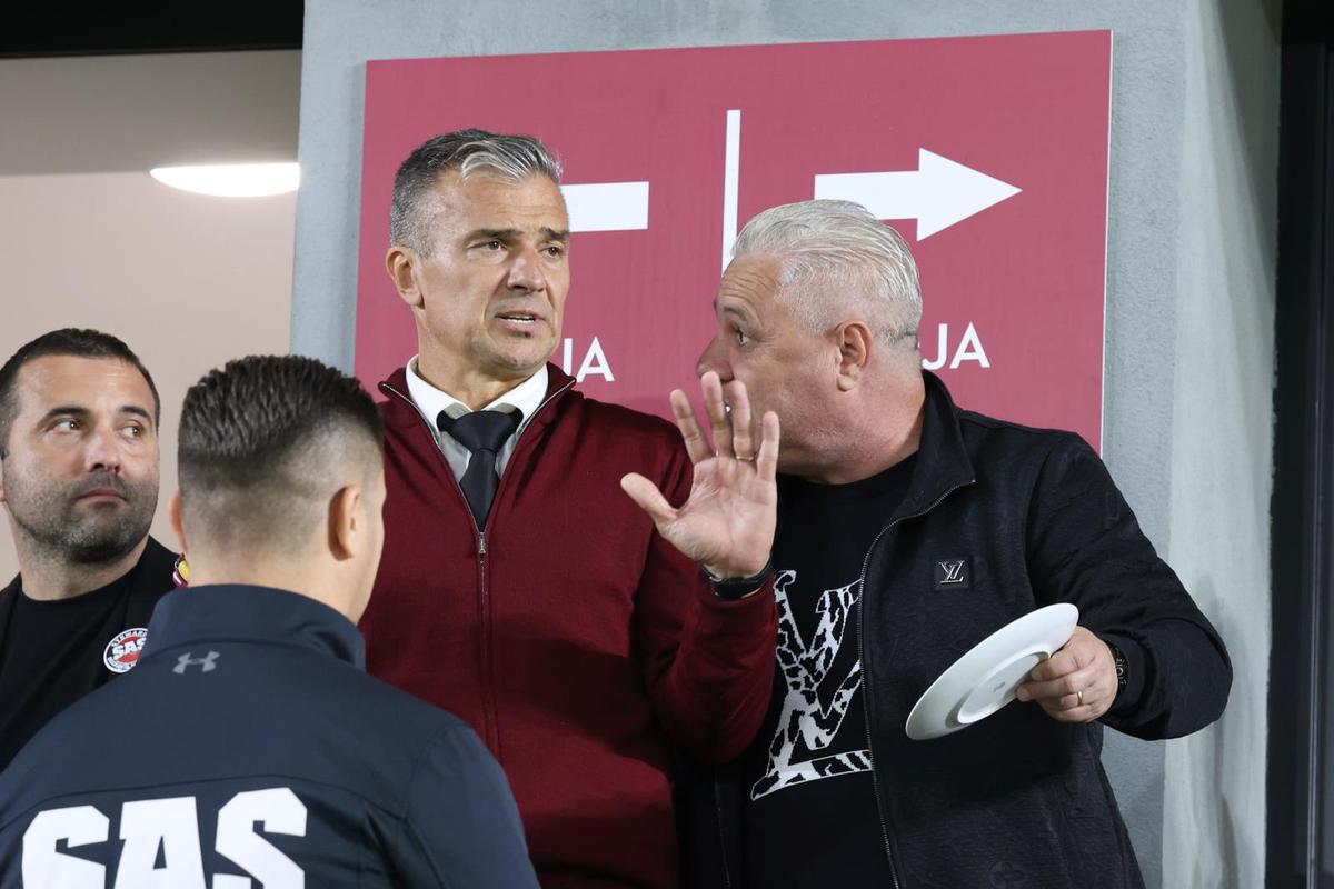 Cu farfuria în mână, Marius Șumudică îl ceartă pe Pancu în tribune! Imagini GENIALE surprinse de reporterul GSP