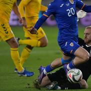 Edvinas Gertmonas în duel cu Dennis Man la Lituania - România, al patrulea meci din Liga Națiunilor // FOTO: Cristi Preda (GSP)