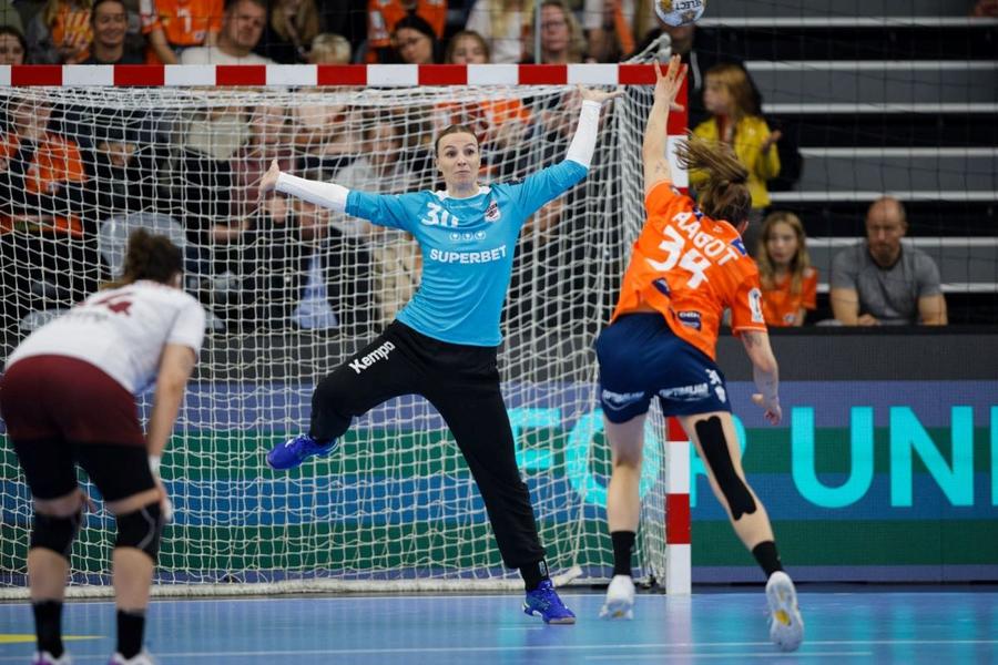 Rinka Duijndam în meciul de la Odense din Liga Campionilor Foto: Facebook Rapid CSM București – Rapid, derby în etapa a 7-a din Liga Florilor cu ascendent pentru „tigroaice”
