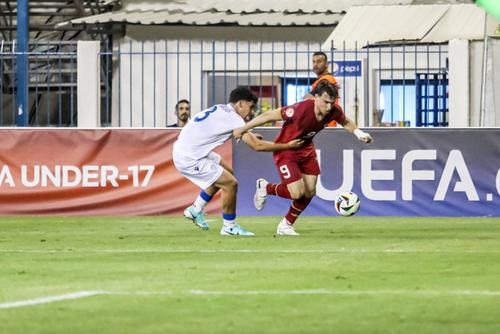 Panagiotis, fiul lui Elias Charalambous (stânga), visează să îmbrace tricoul celor de la FCSB. FOTO: Imago Images