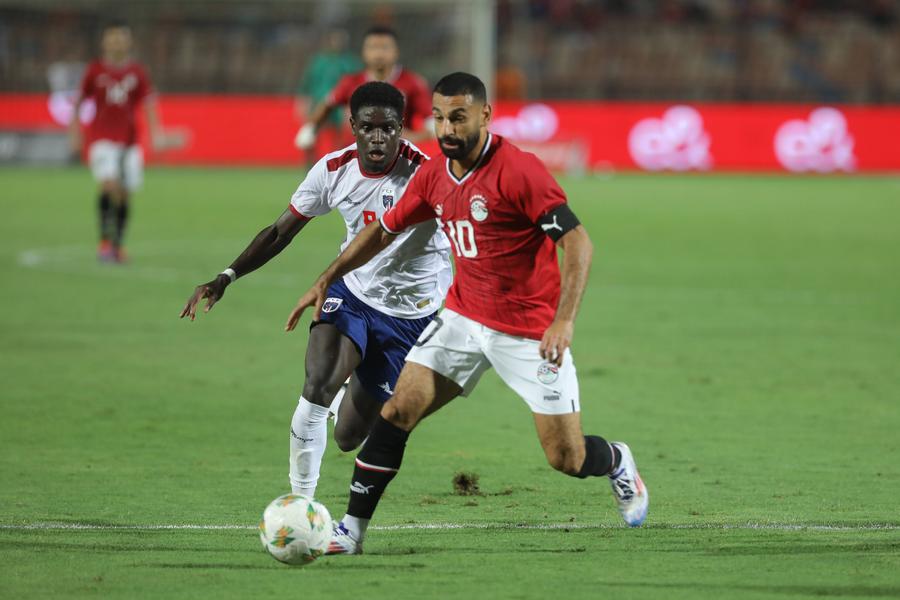 Joao Paulo, în duel cu Mohamed Salah, în Capul Verde - Egipt, din toamna lui 2024 // foto: Imago Fotbalistul din Liga 1 calificat la Campionatul Mondial din 2026: „Nu am văzut niciodată țara atât de unită” » Imagini cu sărbătoarea națională declanșată