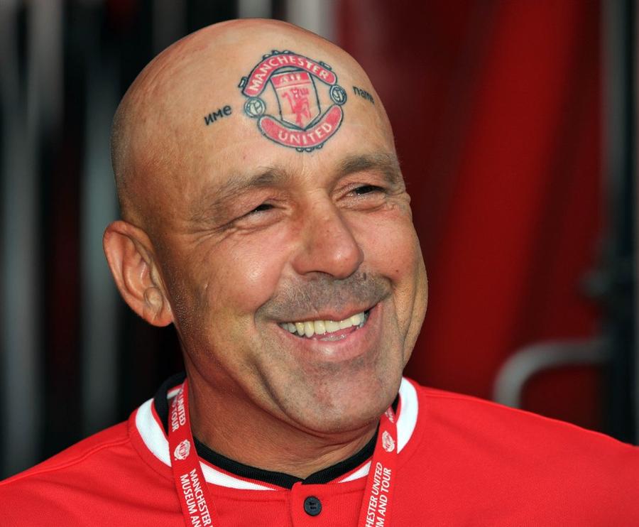 Și-a tatuat emblema pe frunte, și-a schimbat numele pentru club și și-a numit pisica David Beckham: a murit Manchester United, cel mai mare fan al „diavolilor roșii”