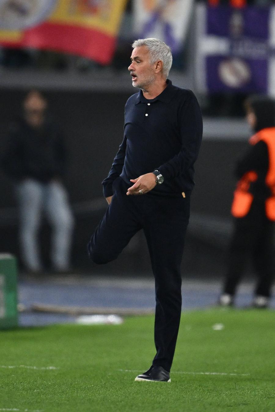 Jose Mourinho face un gest cu călcîiul, în direcția lui Vinicius, sugerându-i că a greșit / Foto: Imago Mourinho, despre suspendarea lui Vinicius: „Lucrurile se fac acum deschis, fără rușine”