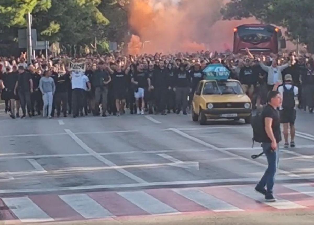 Fanii lui Hajduk Split au defilat cu un sicriu înaintea meciului cu Ajax
