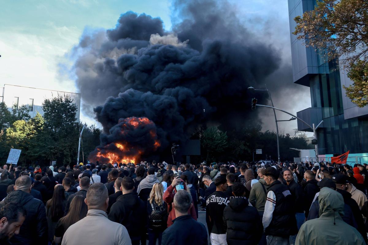 Protestele din capitală au dat peste cap planurile UEFA: meciul din Conference League a fost mutat de urgență