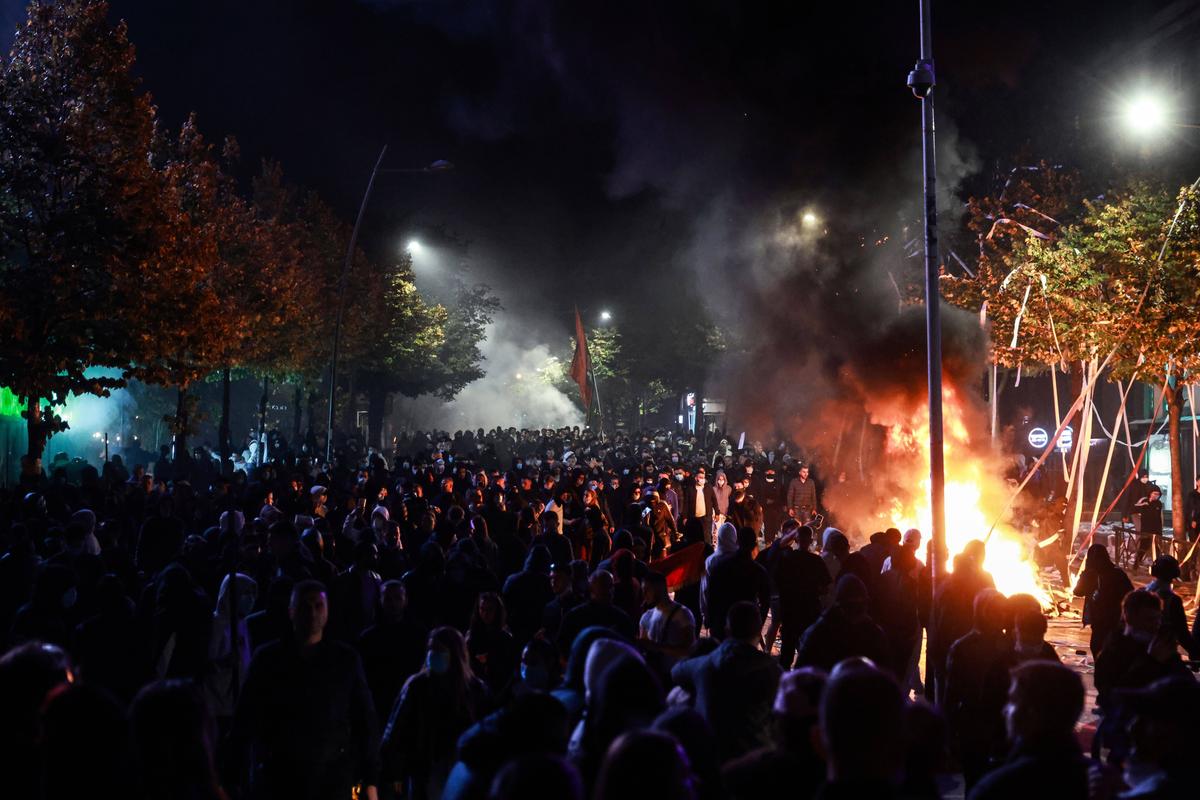 Protestele din capitală au dat peste cap planurile UEFA: meciul din Conference League a fost mutat de urgență