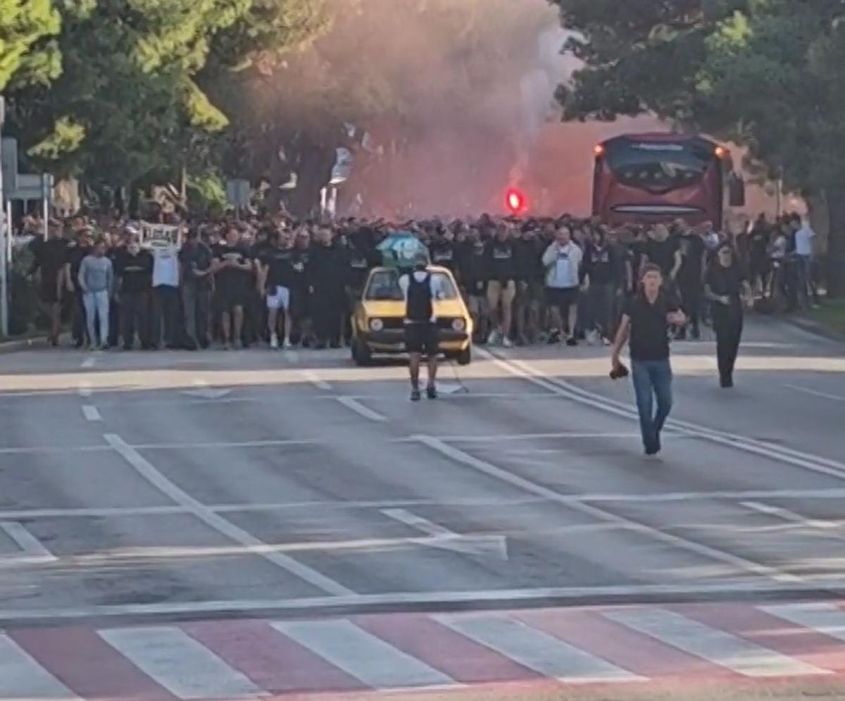 Fanii lui Hajduk Split au defilat cu un sicriu înaintea meciului cu Ajax