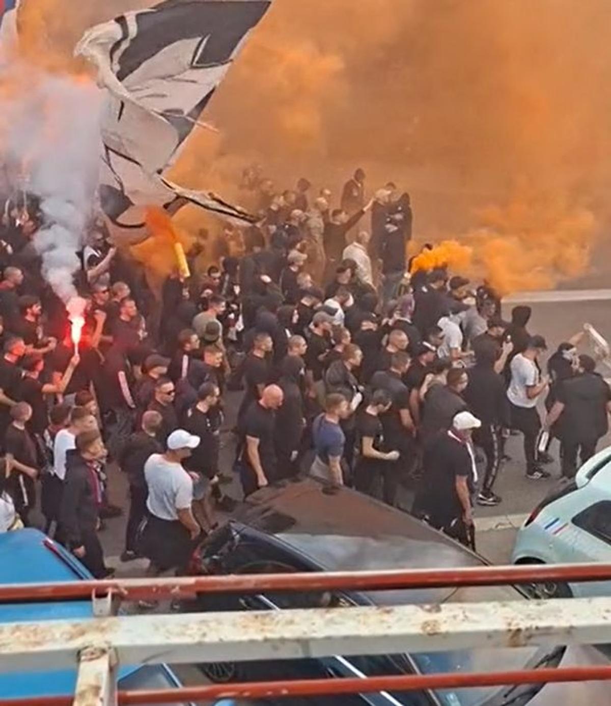 Fanii lui Hajduk Split au defilat cu un sicriu înaintea meciului cu Ajax
