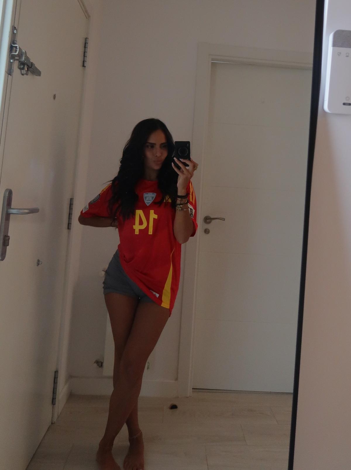 Iubita noului jucător din Premier League a eclipsat prezentarea oficială, iar acum este prezentă la fiecare meci