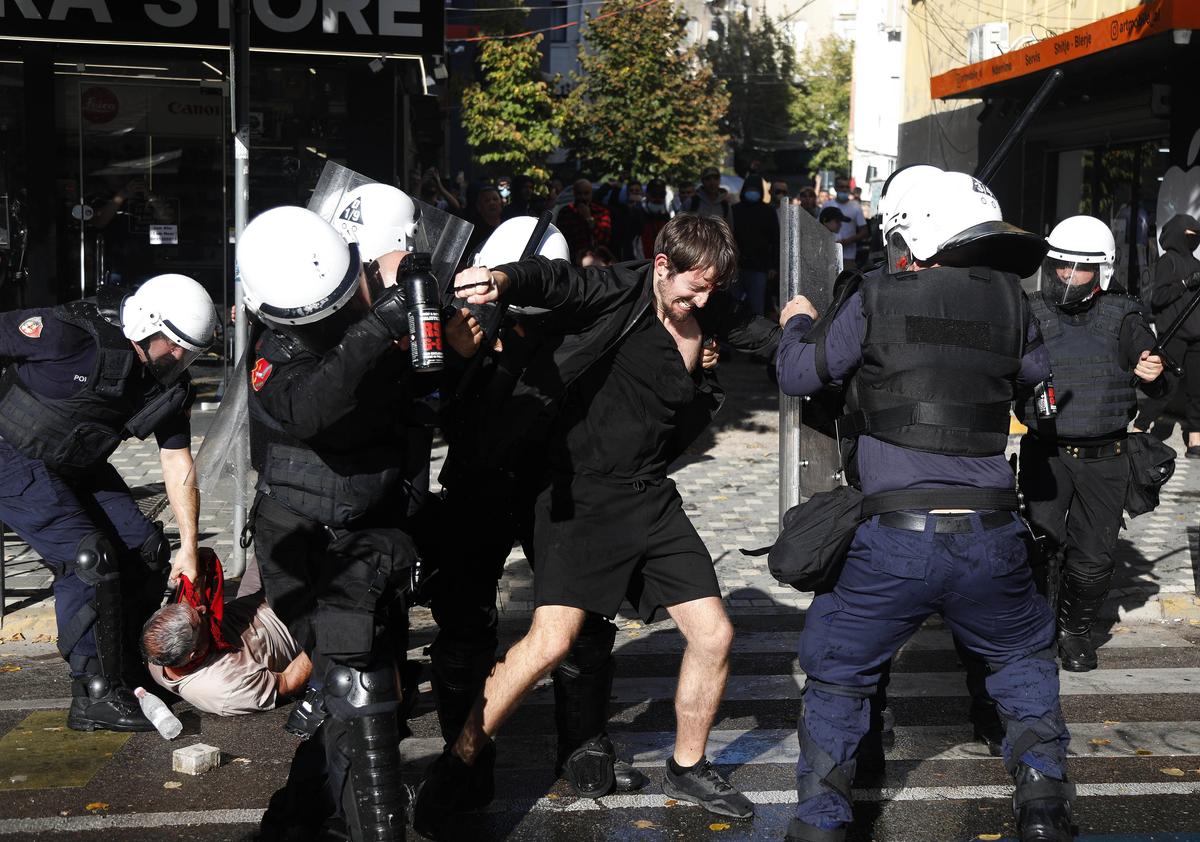 Protestele din capitală au dat peste cap planurile UEFA: meciul din Conference League a fost mutat de urgență
