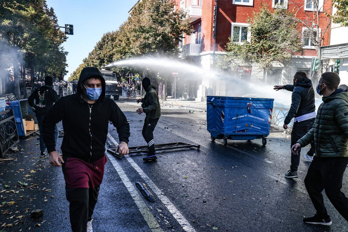 Protestele din capitală au dat peste cap planurile UEFA: meciul din Conference League a fost mutat de urgență