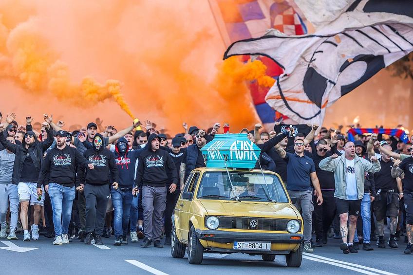 Ultrașii lui Hajduk Split au recreat un gest macabru: sicriu pe care au scris „Ajax” / foto: Imago Images