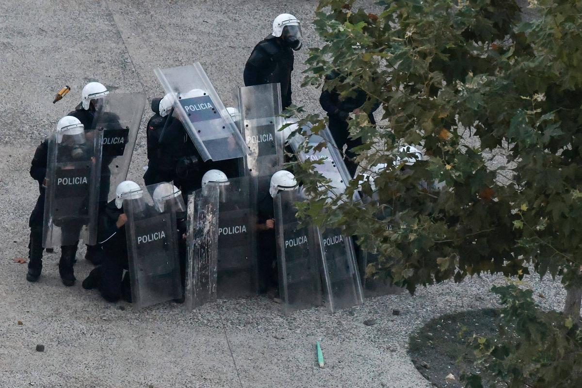Protestele din capitală au dat peste cap planurile UEFA: meciul din Conference League a fost mutat de urgență