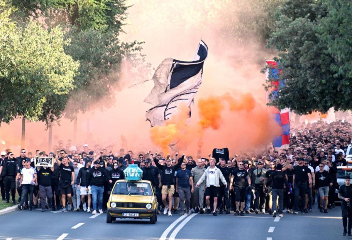 Fanii lui Hajduk Split au defilat cu un sicriu înaintea meciului cu Ajax