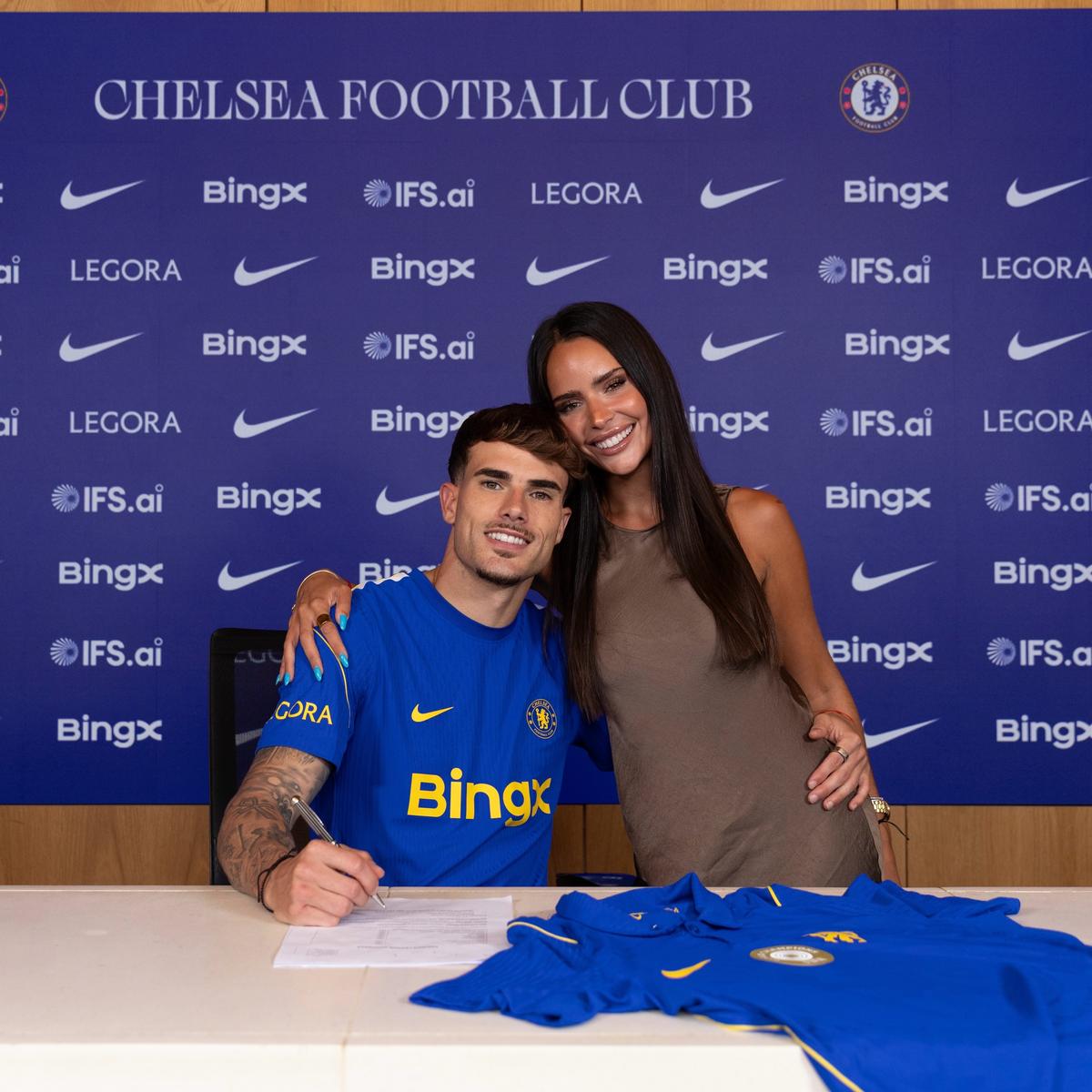 Iubita noului jucător din Premier League a eclipsat prezentarea oficială, iar acum este prezentă la fiecare meci