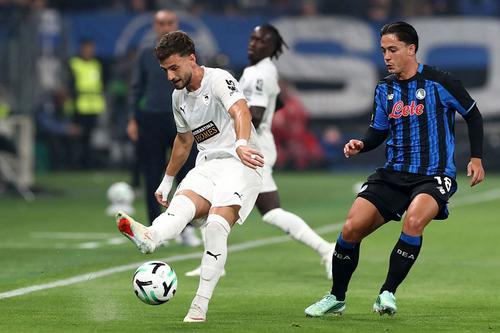 Vlad Dragomir și Giacomo Raspadori, în Atalanta - Pafos 3-1 // foto: Imago