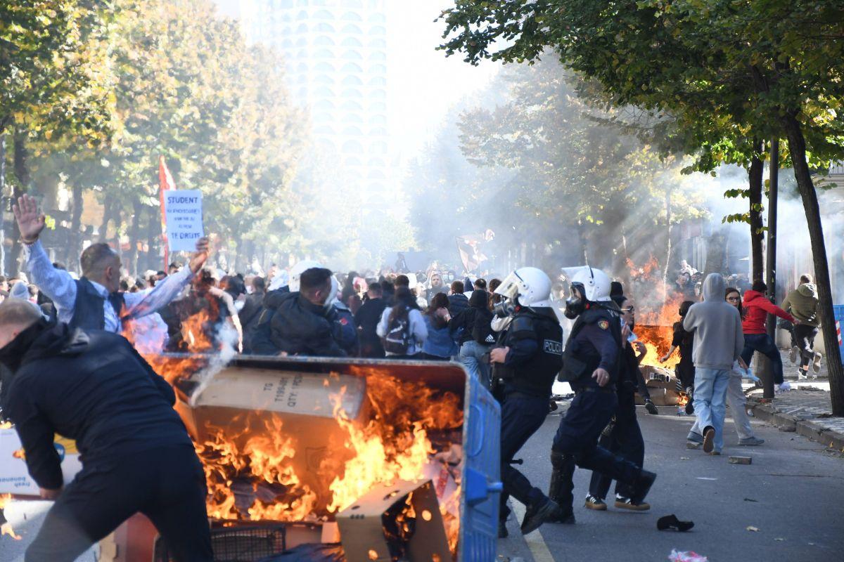 Protestele din capitală au dat peste cap planurile UEFA: meciul din Conference League a fost mutat de urgență