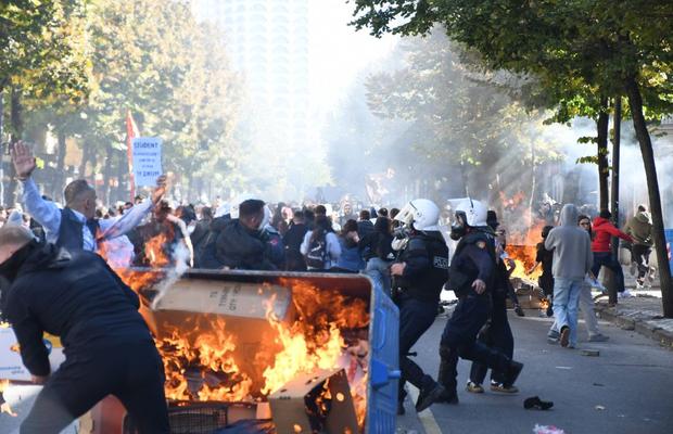 Protestele din capitală au dat peste cap planurile UEFA: meciul din Conference League a fost mutat de urgență
