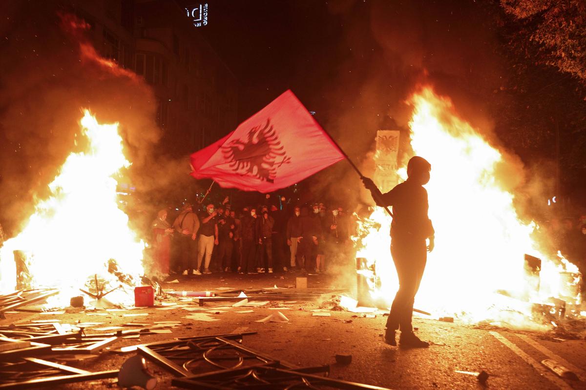 Protestele din capitală au dat peste cap planurile UEFA: meciul din Conference League a fost mutat de urgență
