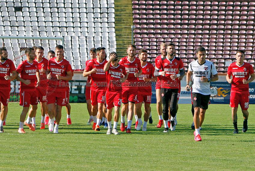 George Neagu, în alb // FOTO: https://www.facebook.com/FCDinamoOfficial/