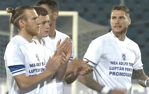 Jucătorii lui FC U Craiova 1948 au intrat pe teren astăzi, la meciul cu Gloria Buzău, cu un mesaj pentru patronul Adrian Mititelu, condamnat la 3 ani de închisoare.