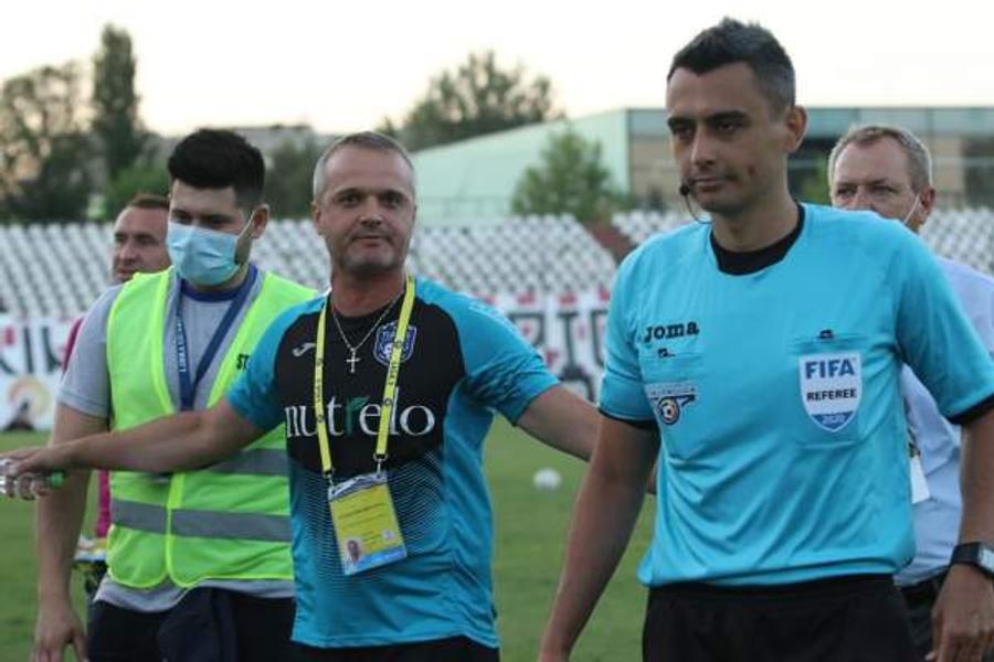 Lincar, nervos pe arbitru, după ratarea promovării VIDEO Lincar, malițios la adresa lui Edi Iordănescu? „Le reproșez părinților mei că nu au fost senatori, politicieni, directori de firme de stat, să mă împingă de la spate!”