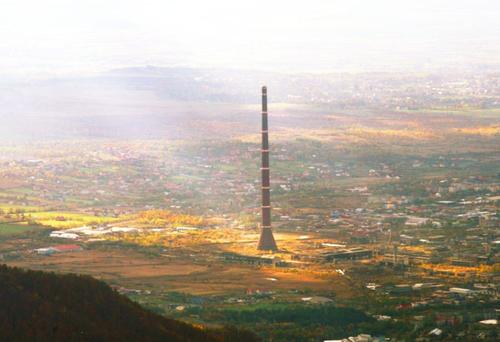 Un bărbat de 30 de ani a urcat pe Turnul Combinatului Phoenix din Baia Mare pentru a-i cere demisia lui Dorin Toma, antrenorul de la Minaur Baia Mare, informează site-ul jurnalistului local Vasile Dale.