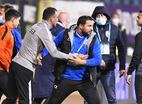 Toni Petrea (stânga, 42 de ani) îl înlocuiește pe Edi Iordănescu (43 de ani) la FCSB