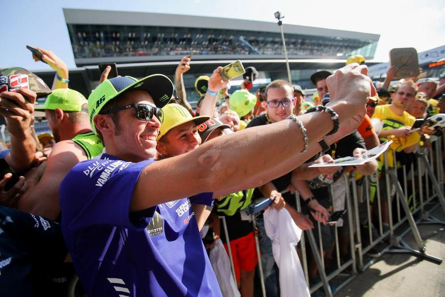 Întotdeauna iubit, dar și amabil cu fanii FOTO Imago Images Arrivederci, Il Dottore! Valentino Rossi și-a luat adio de la MotoGP: cele mai tari borne ale unei cariere fascinante
