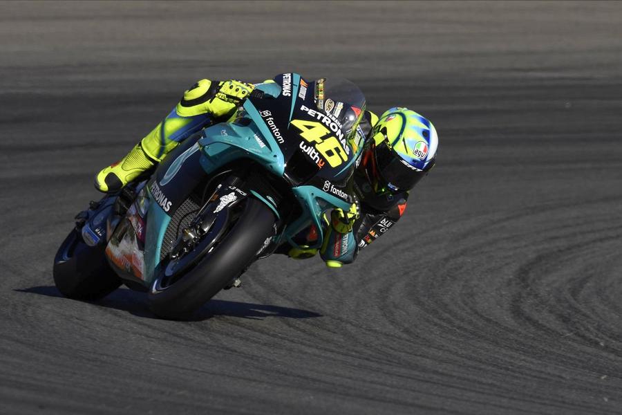 Pe motocicletă în ultima cursă, încheiată pe locul 10 FOTO Imago Images Arrivederci, Il Dottore! Valentino Rossi și-a luat adio de la MotoGP: cele mai tari borne ale unei cariere fascinante