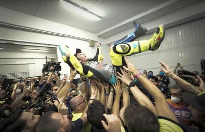 Arrivederci, Il Dottore! Valentino Rossi și-a luat adio de la MotoGP: cele mai tari borne ale unei cariere fascinante