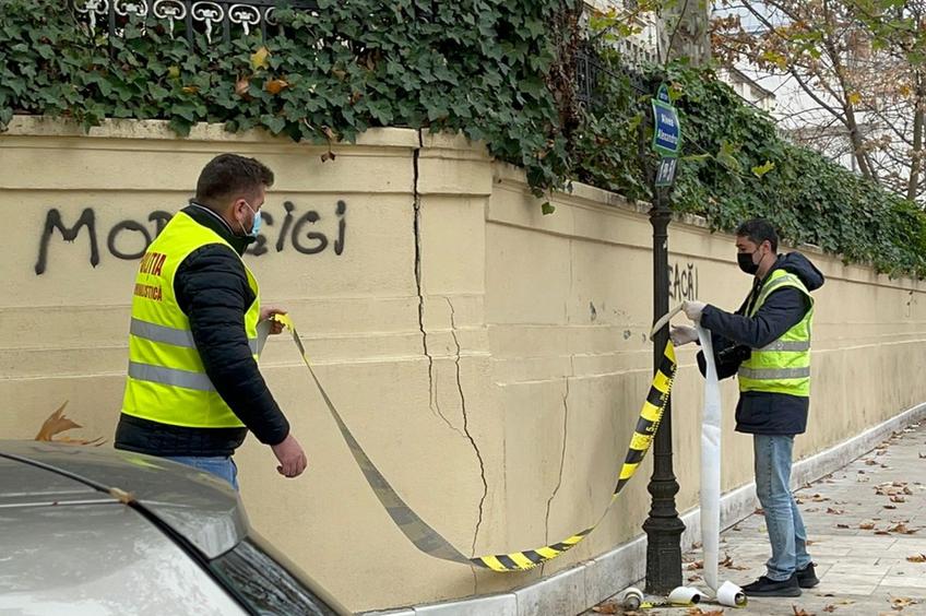 Zidurile care înconjoară palatul lui Gigi Becali