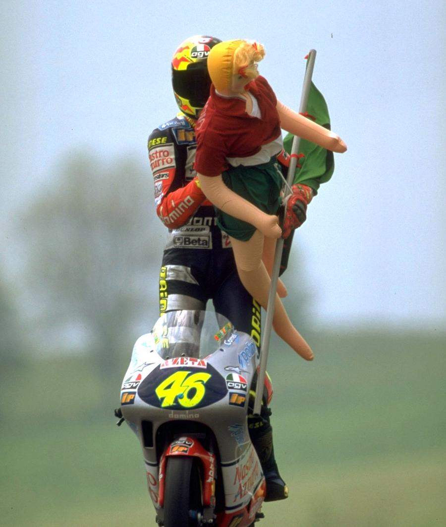 În 1997, pe când concura la 125cc, la final de cursă cu o amică gonflabilă FOTO Guliver/GettyImages Arrivederci, Il Dottore! Valentino Rossi și-a luat adio de la MotoGP: cele mai tari borne ale unei cariere fascinante