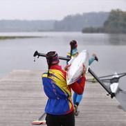 Bodnar și Radiș își duc barca la ponton înainte de a coborî pe apă. FOTO: Dumitru Angelescu