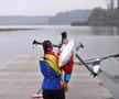 Bodnar și Radiș își duc barca la ponton înainte de a coborî pe apă. FOTO: Dumitru Angelescu