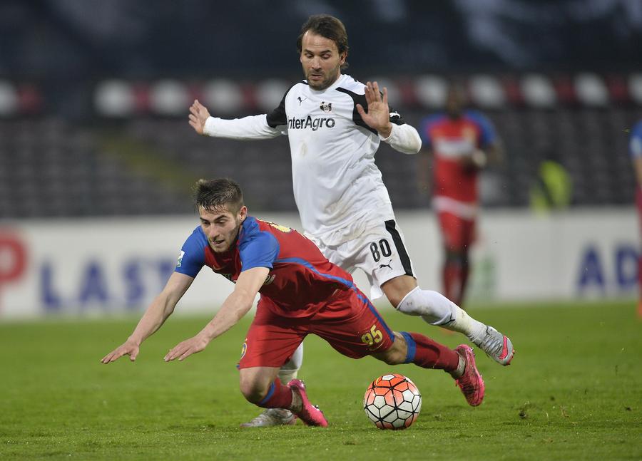 Doru Popadiuc, în tricoul FCSB, în duel cu Teixeira. Fază din semifinala Cupei Ligii, FCSB - Astra 1-0 Omul momentului în Liga 1, mărturie rară în fotbal: „Mâncam haotic, fast food, cola și mă implicam minim la antrenamente. Într-o noapte, am decis să-mi respect meseria”