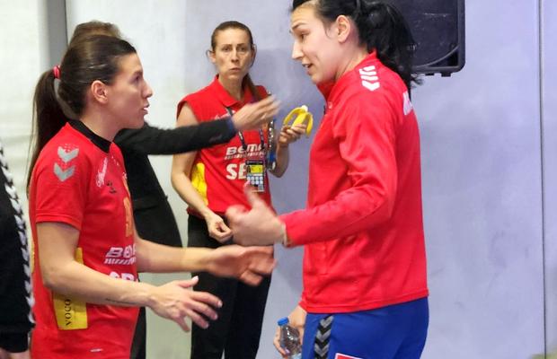 Faza incriminată de Cristina Neagu în ultimele secunde din România - Muntenegru » De ce arbitrele ar fi trebuit să le dea mingea „tricolorelor”, în loc să dicteze 7 metri pentru adversare